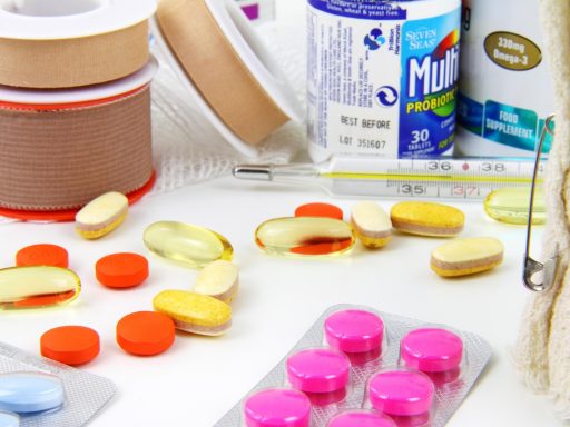 Open EHBO-doos met pleisters, verbandmateriaal en ontsmettingsmiddel op een tafel thuis