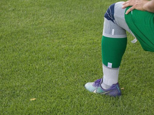 Actieve persoon die zijn knie vasthoudt na het sporten