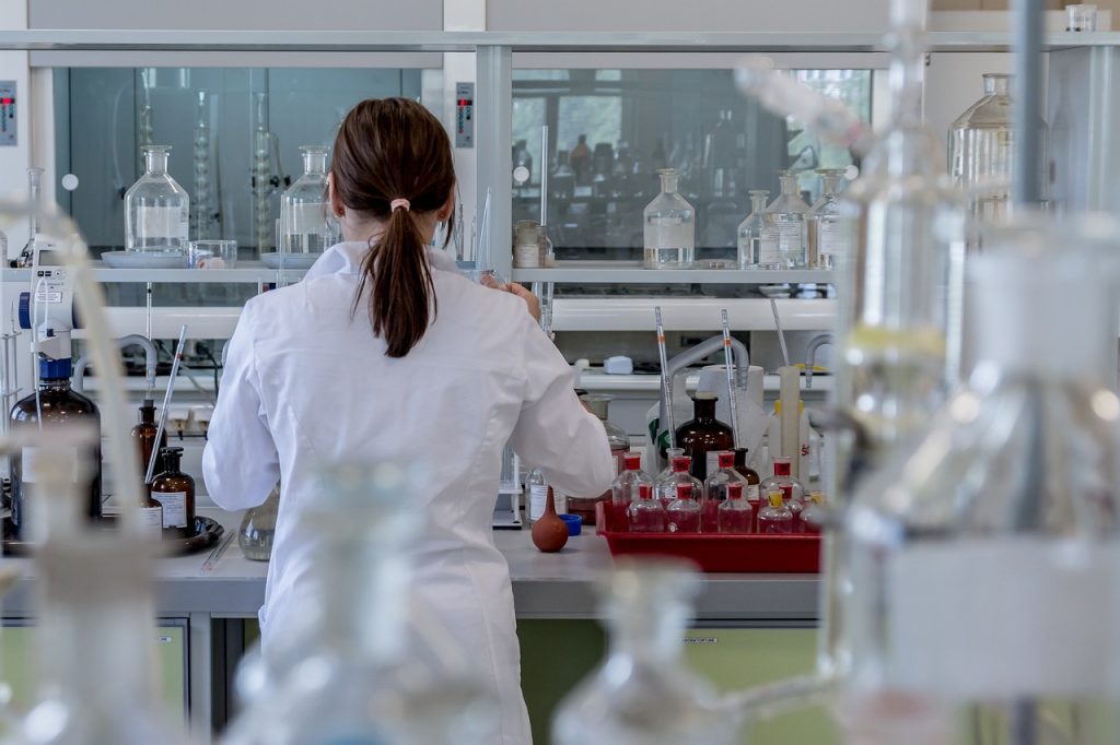Arts die bloeddruk meet bij patiënt tijdens medische keuring