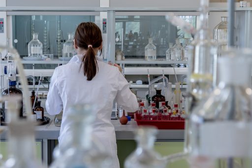 Arts die bloeddruk meet bij patiënt tijdens medische keuring