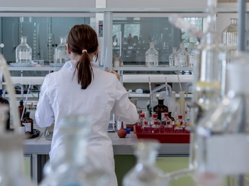 Arts die bloeddruk meet bij patiënt tijdens medische keuring