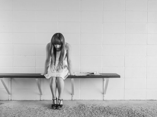 Persoon die peinzend zit en nadenkt over zorgen en piekergedachten