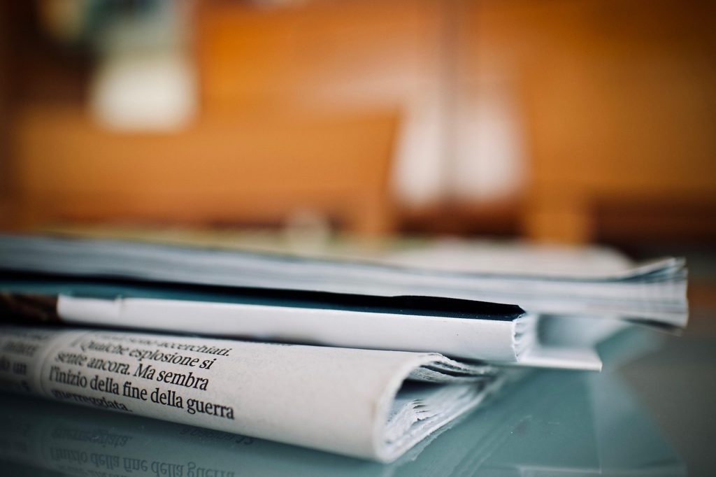 Persoon die gezondheidsinformatie opzoekt op een laptop