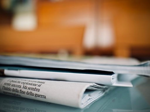 Persoon die gezondheidsinformatie opzoekt op een laptop