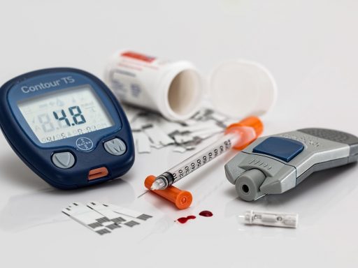 Persoon die thuis cholesterol meet met een vingerprik en teststrip