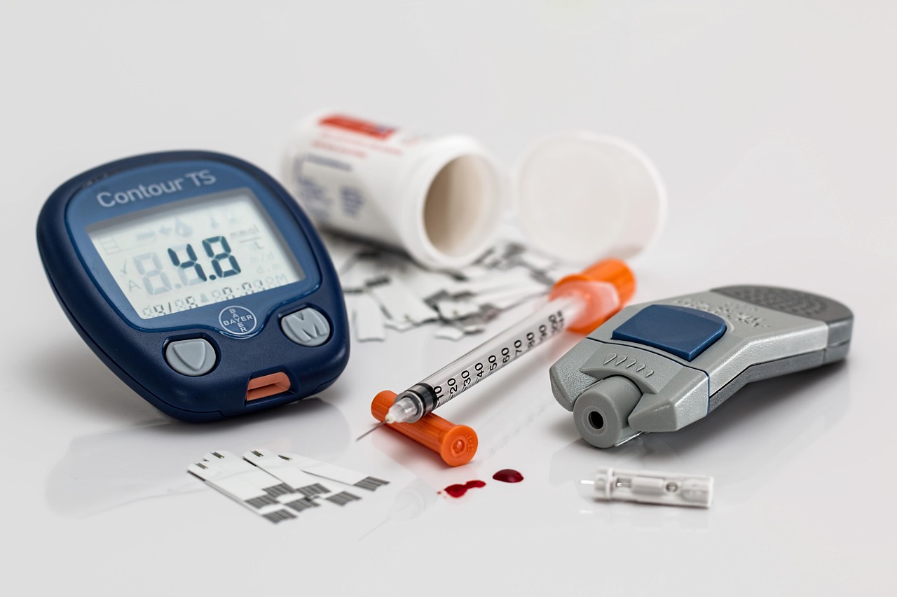 Persoon die thuis cholesterol meet met een vingerprik en teststrip