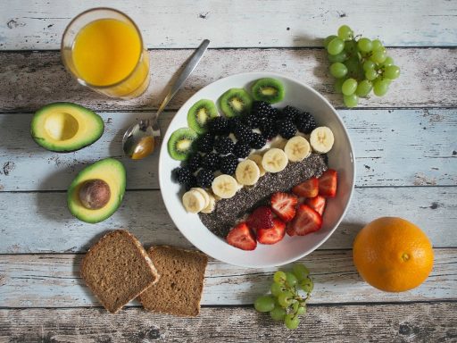 Een kom met yoghurt, zuurkool en andere gefermenteerde producten voor een gezond microbioom