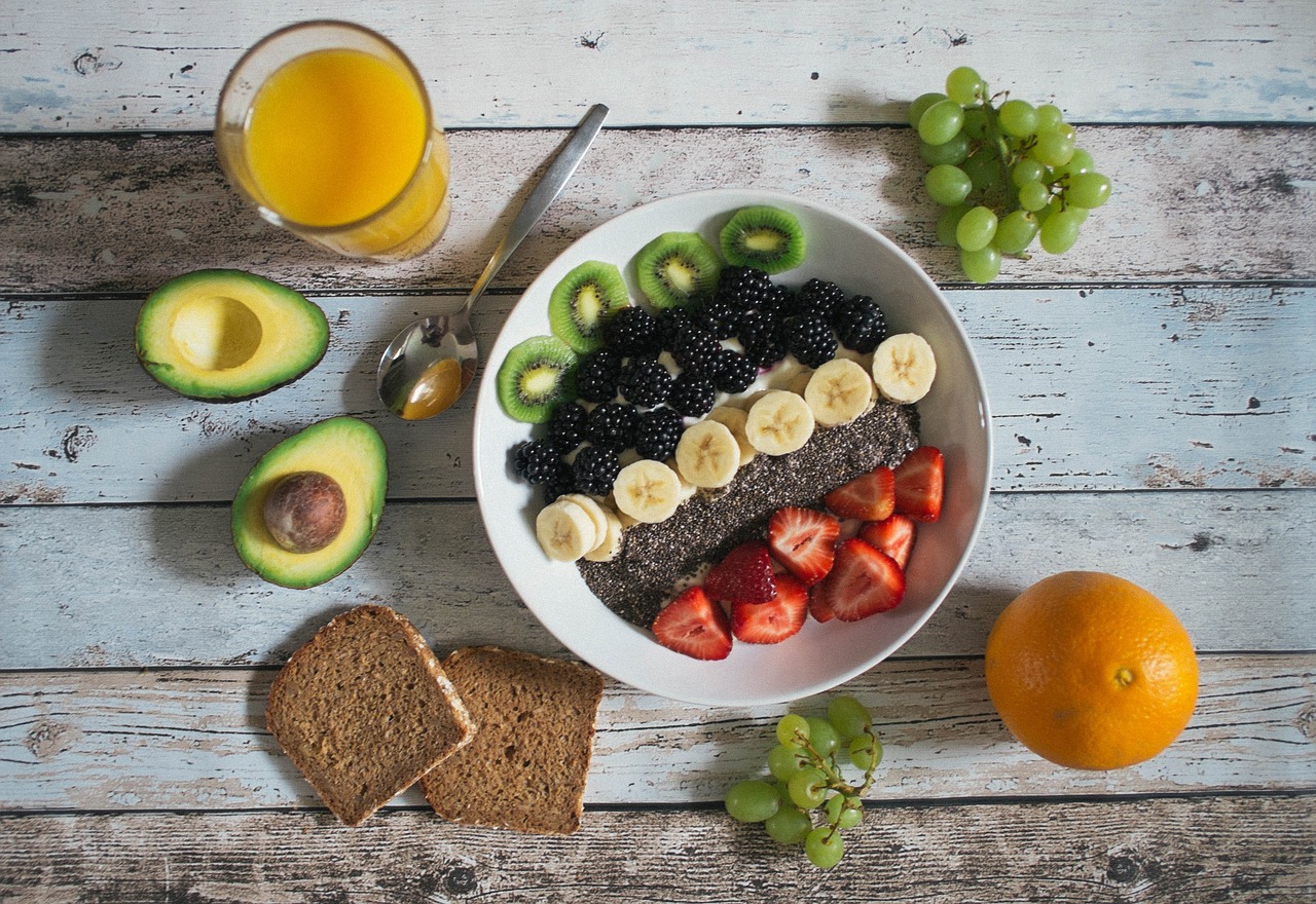 Een kom met yoghurt, zuurkool en andere gefermenteerde producten voor een gezond microbioom
