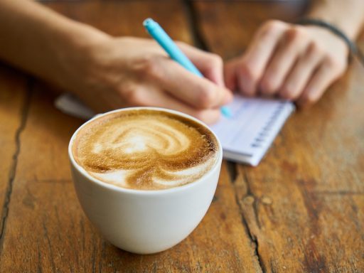 Persoon die 's ochtends buiten wandelt met een koffiebeker in de hand