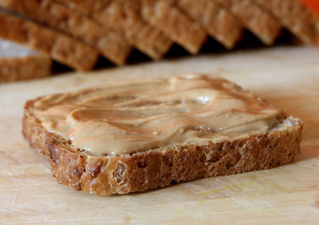 Gesneden gezond bananenbrood op een houten snijplank
