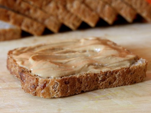 Gesneden gezond bananenbrood op een houten snijplank