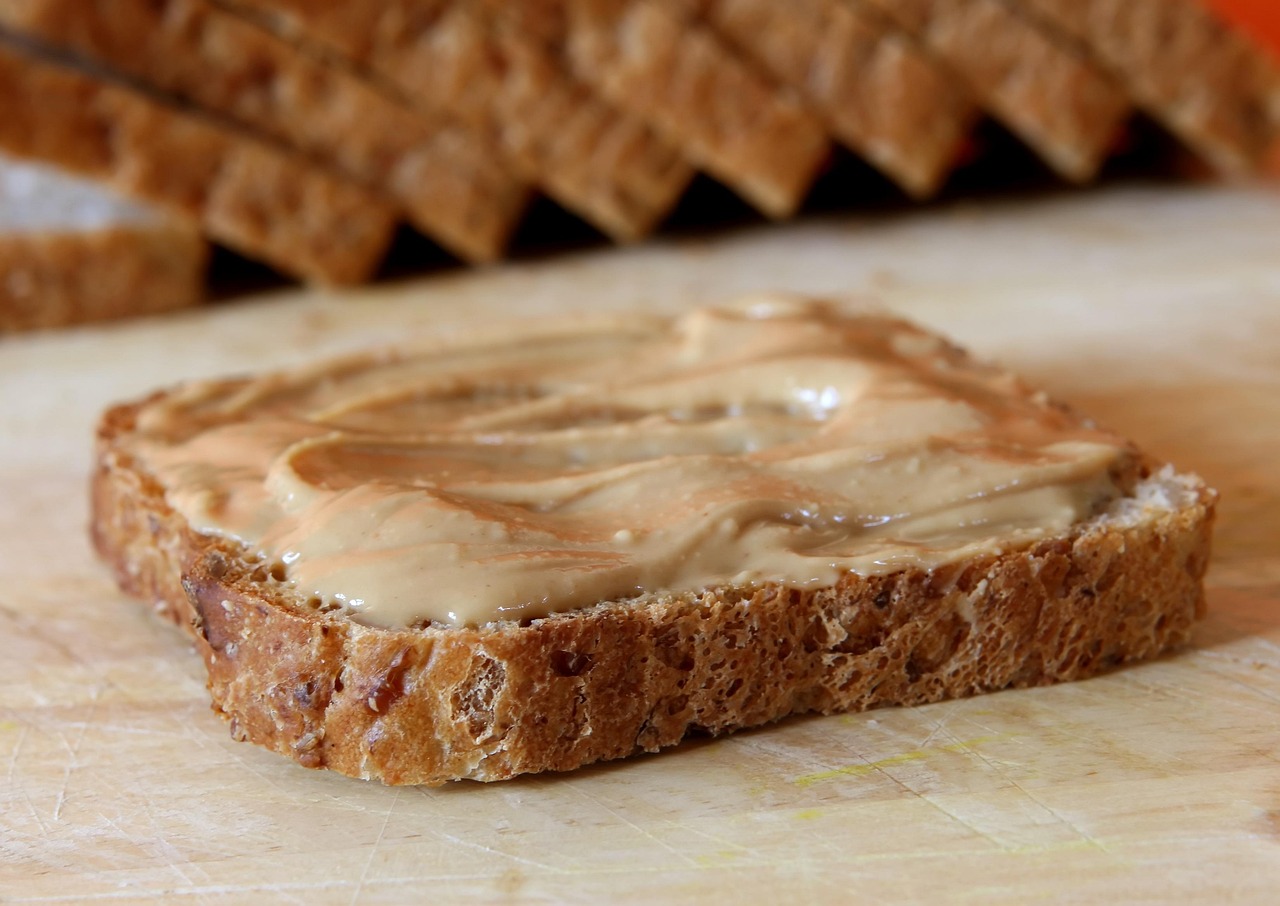 Gesneden gezond bananenbrood op een houten snijplank