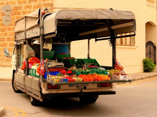 Kleurrijke zomergroente zoals courgettes, tomaten en sperziebonen op een marktstand
