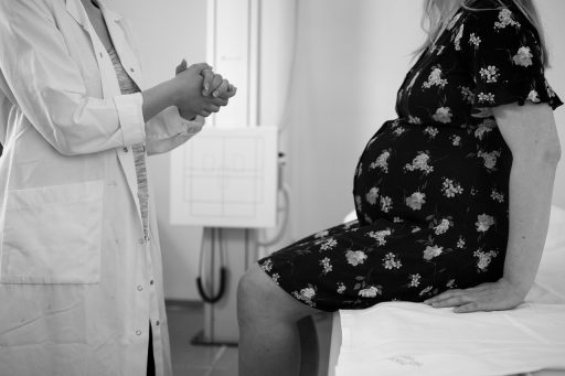 Arts en patiënt in gesprek tijdens een medische consultatie over leefstijl en gezondheid