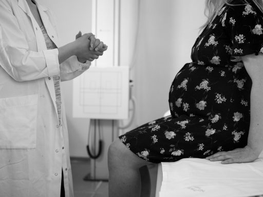 Arts en patiënt in gesprek tijdens een medische consultatie over leefstijl en gezondheid