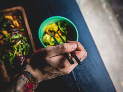 Persoon die rustig en aandachtig aan tafel eet zonder telefoon of afleiding