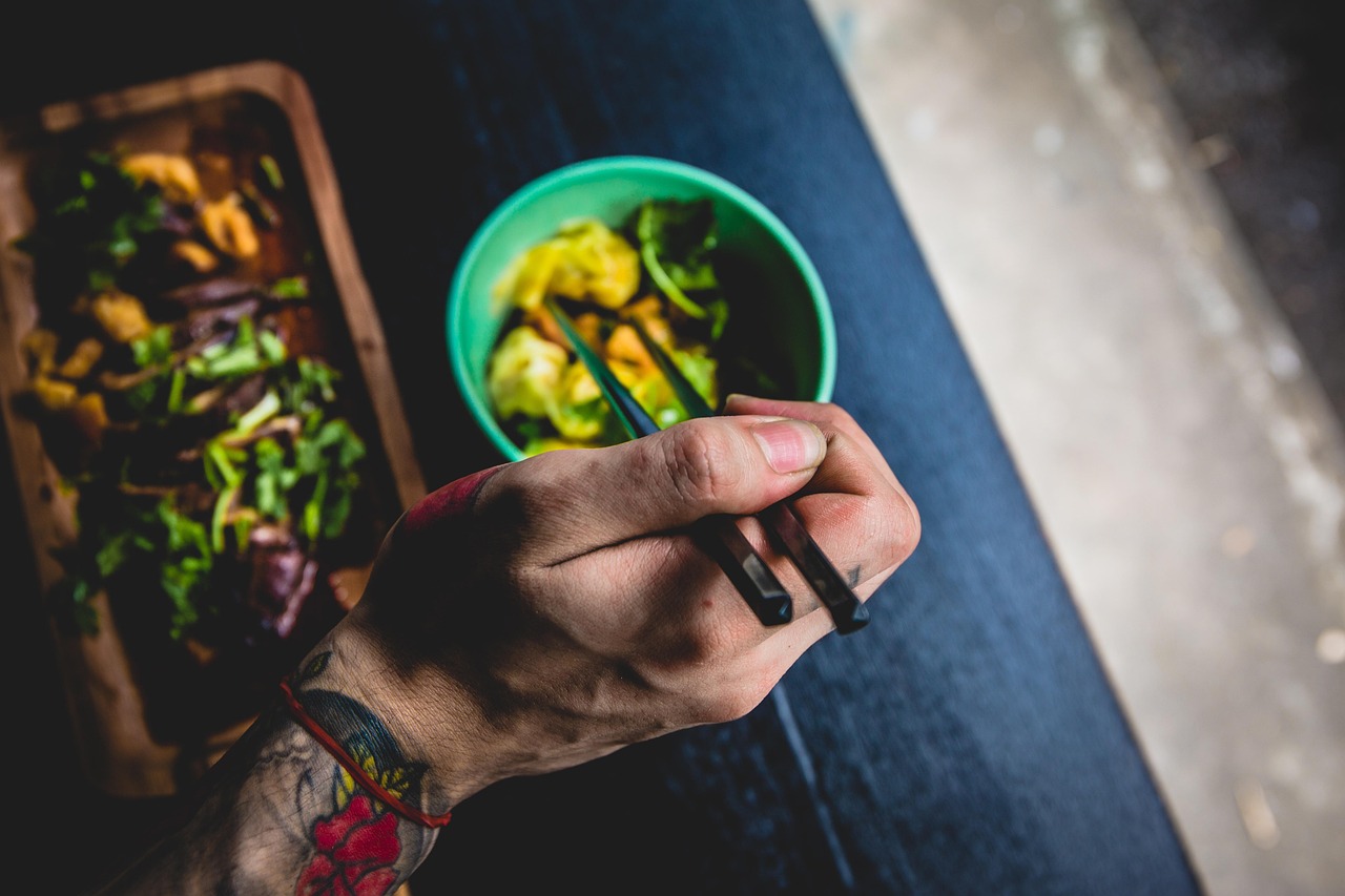 Persoon die rustig en aandachtig aan tafel eet zonder telefoon of afleiding