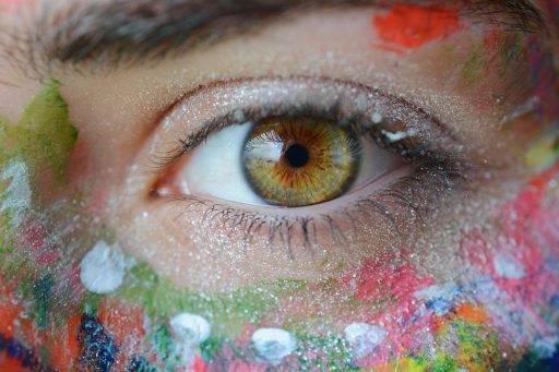 Opticien voert een oogmeting uit bij een klant in een brillenzaak