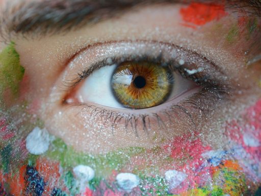 Opticien voert een oogmeting uit bij een klant in een brillenzaak