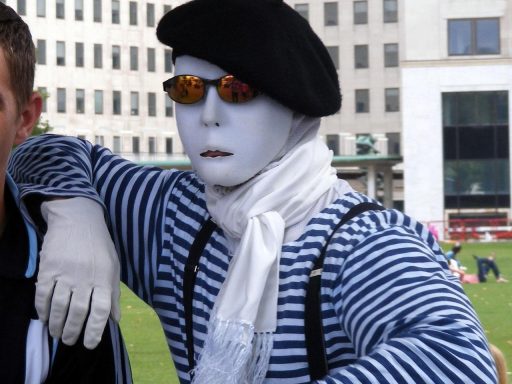 Persoon die borstkompressies uitvoert tijdens een reanimatie op de grond