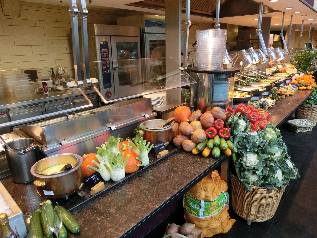 Schaal met vers fruit op een aanrecht in een lichte keuken