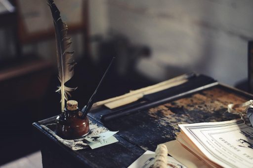 Zorgverzekeringsdocumenten op een bureau met een pen en calculator