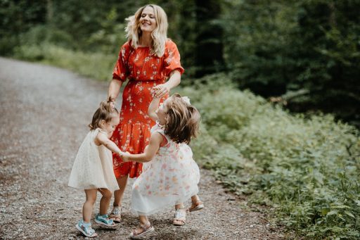 Ouder met twee jonge kinderen bij een zorgverlener
