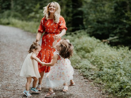Ouder met twee jonge kinderen bij een zorgverlener