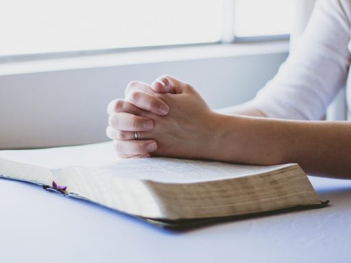Persoon leest een officiële brief van de gemeente aandachtig door aan de keukentafel