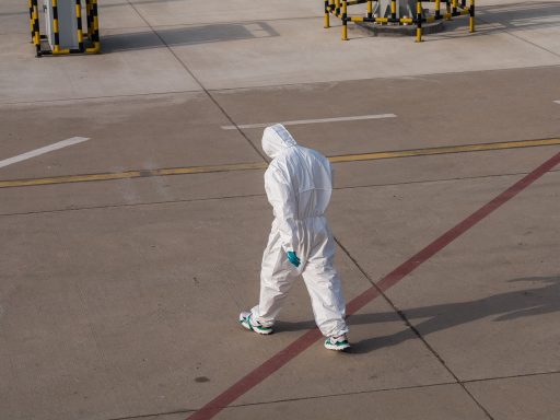 Persoon die medische bonnen en facturen doorneemt aan een bureau