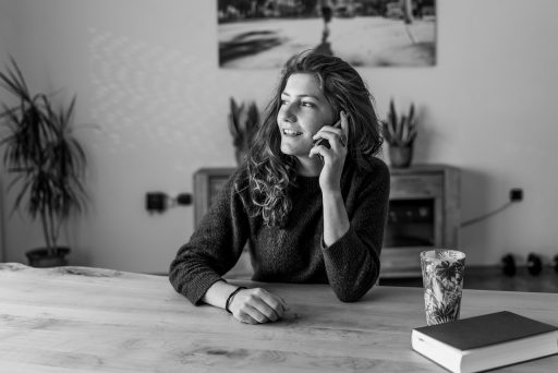 Vrouw in gesprek met een arts in een huisartsenpraktijk