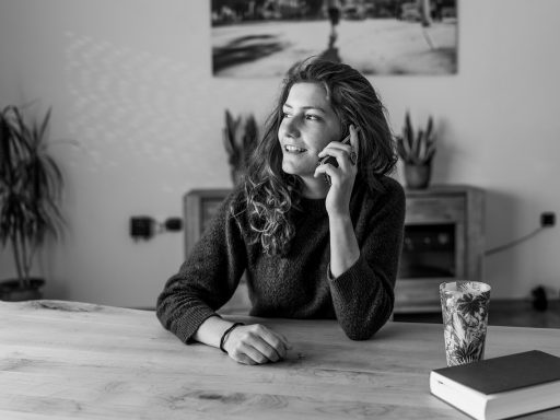 Vrouw in gesprek met een arts in een huisartsenpraktijk