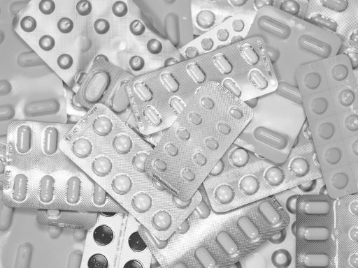 Persoon die medicijnen ophaalt bij de apotheekbalie