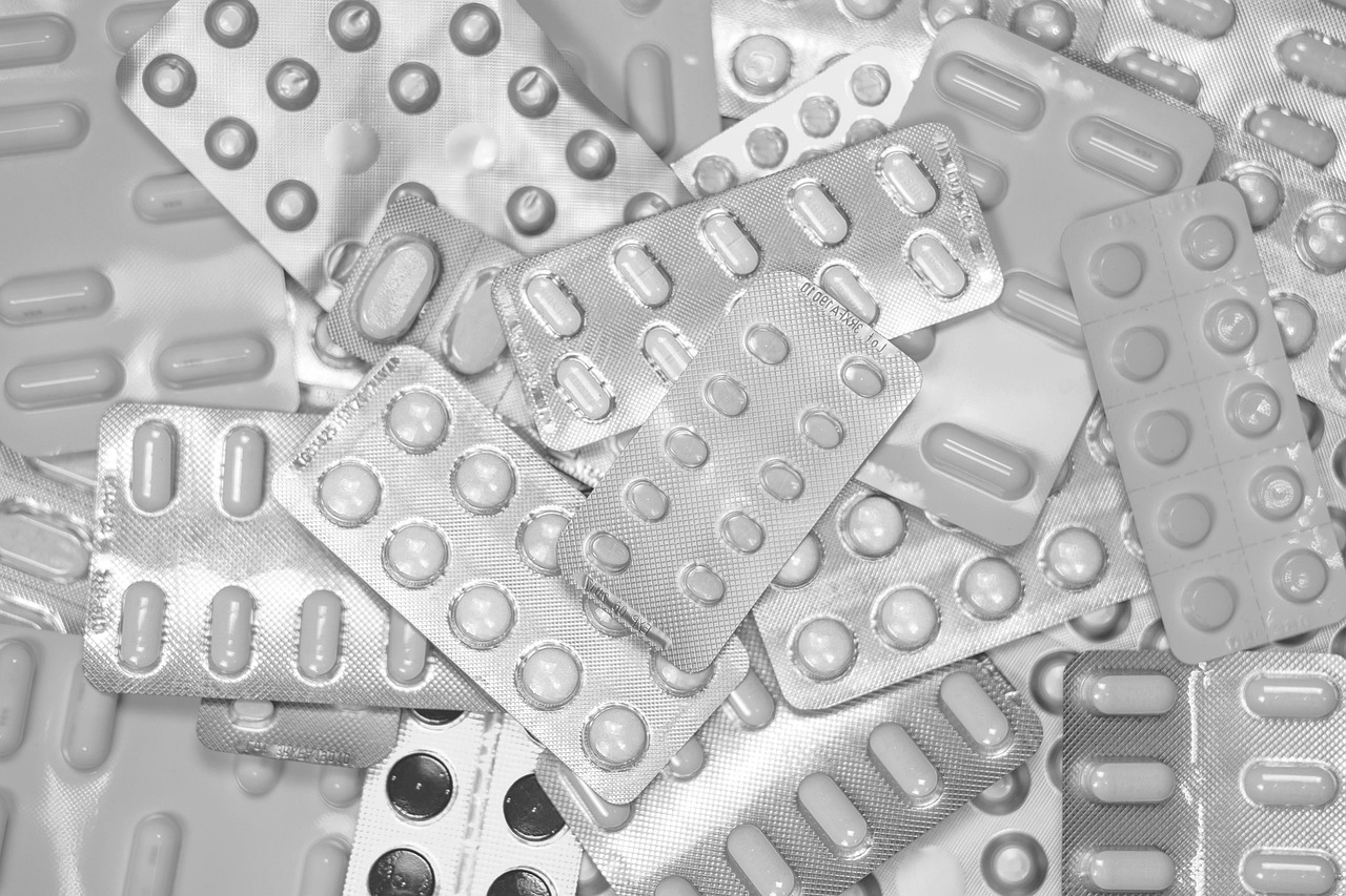Persoon die medicijnen ophaalt bij de apotheekbalie