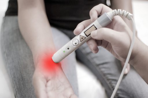 Persoon doet knieoefeningen tijdens fysiotherapie voor meniscusletsel