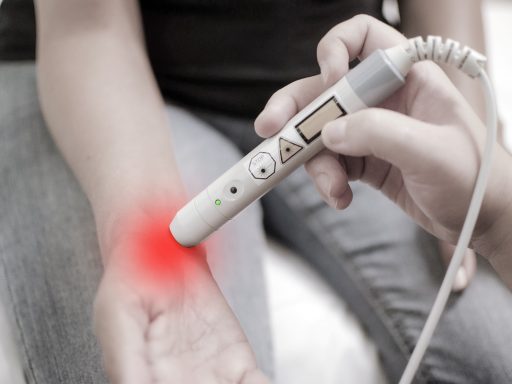 Persoon doet knieoefeningen tijdens fysiotherapie voor meniscusletsel