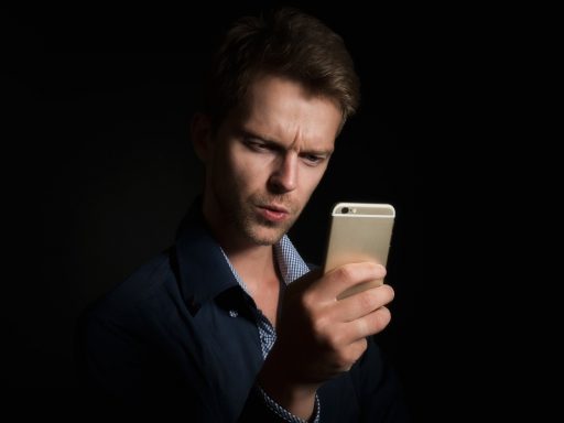 Persoon die ontspannen op een bank een mentale gezondheid app gebruikt op zijn smartphone