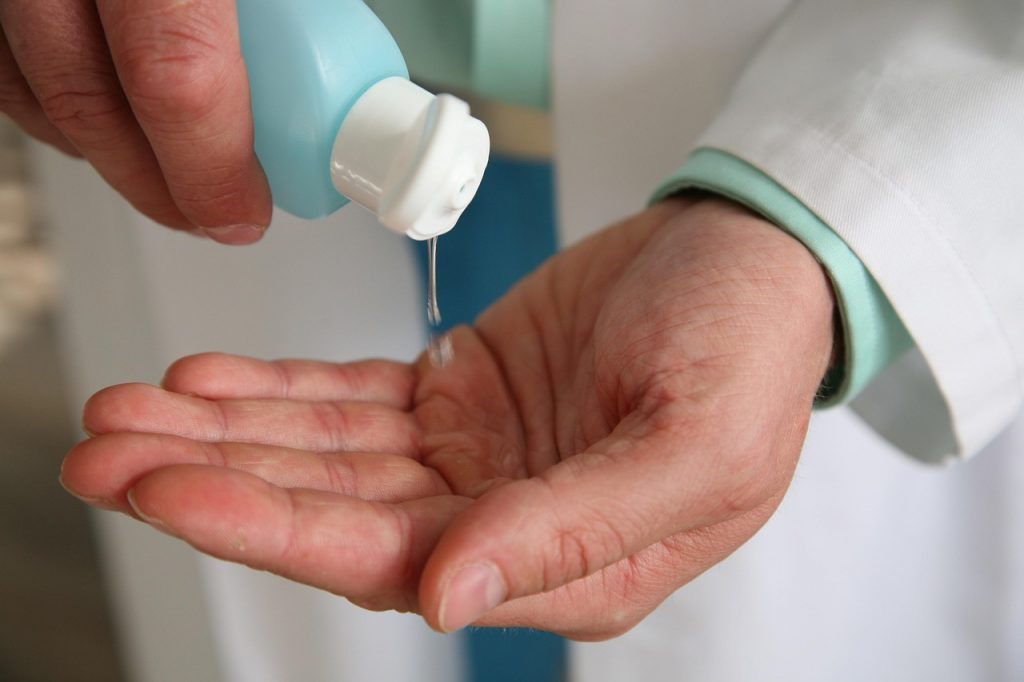 Huisarts bekijkt een moedervlek op de arm van een patiënt met een dermatoscoop