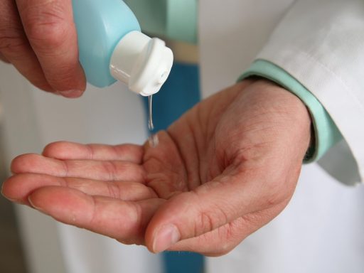 Huisarts bekijkt een moedervlek op de arm van een patiënt met een dermatoscoop