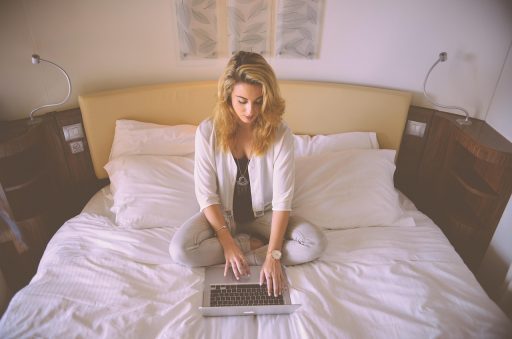 Persoon die zwetend wakker wordt in bed tijdens een warme zomernacht