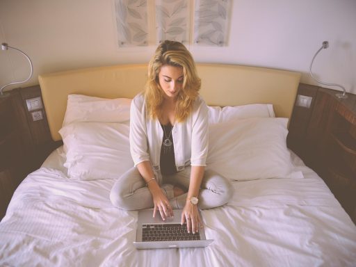 Persoon die zwetend wakker wordt in bed tijdens een warme zomernacht