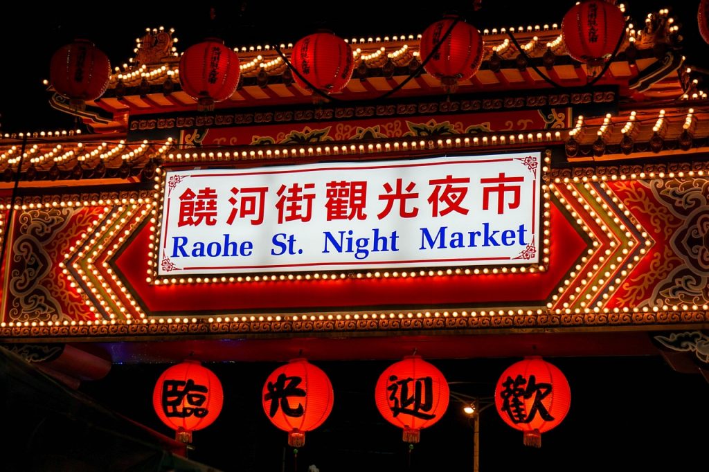Reiziger eet streetfood op een drukke markt in Azië