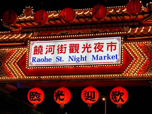 Reiziger eet streetfood op een drukke markt in Azië