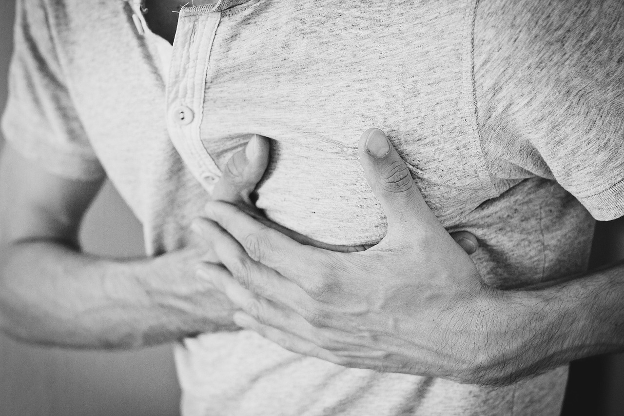 Een persoon die met beide handen de voet vasthoudt, symbolisch voor tintelingen in handen en voeten door perifere neuropathie