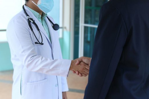 Arts in gesprek met patiënt in een kleine kliniek