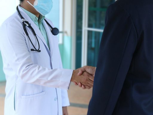Arts in gesprek met patiënt in een kleine kliniek