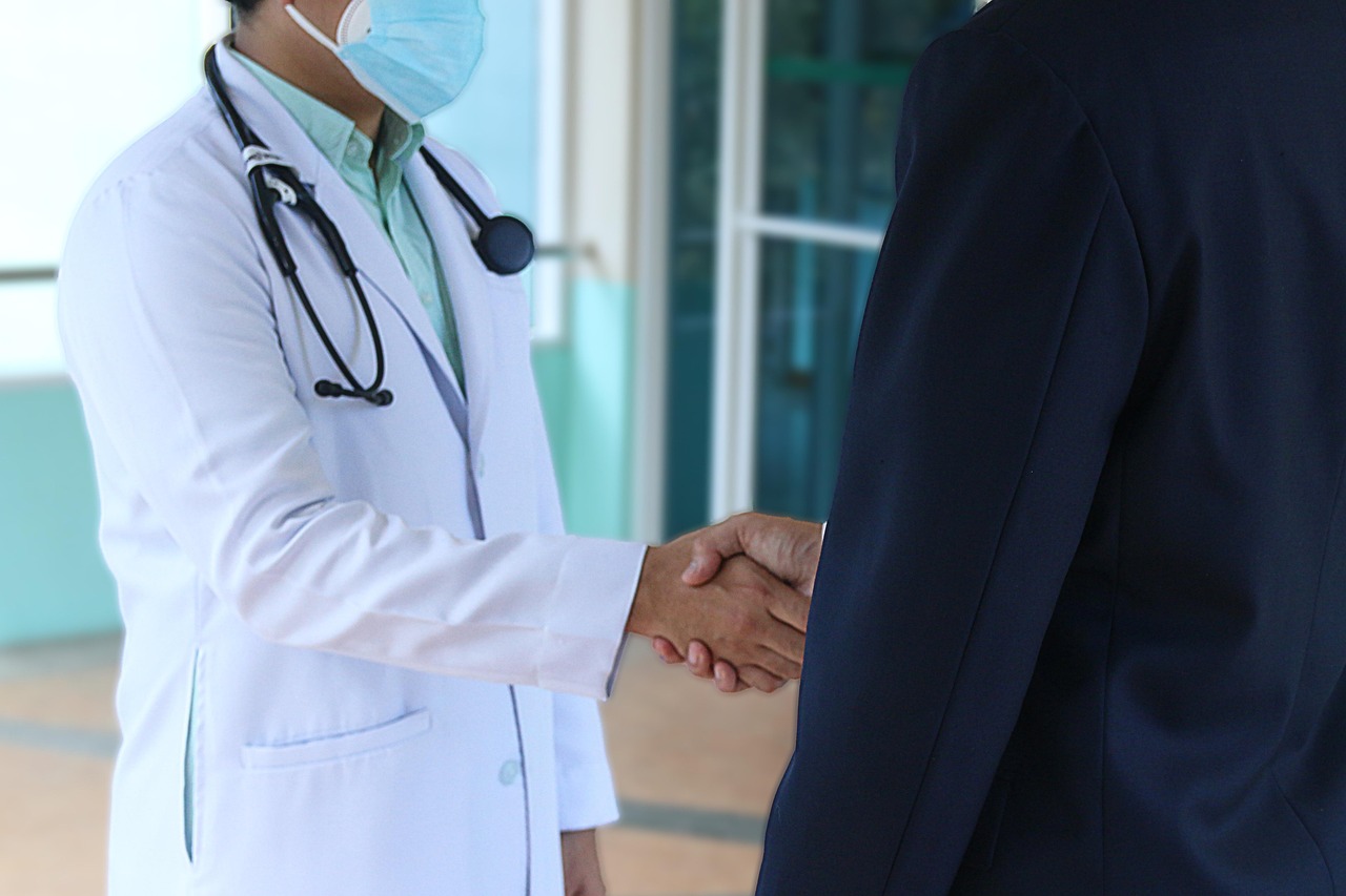 Arts in gesprek met patiënt in een kleine kliniek