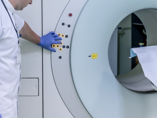 Arts bespreekt behandelplan met een chronisch zieke patiënt in een spreekkamer
