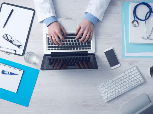 Huisarts bekijkt diagnostische informatie op een computerscherm tijdens een consult