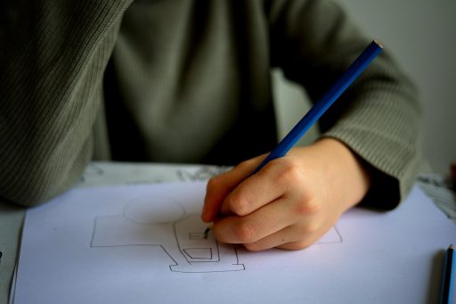 Een kind op school dat een kleurrijke traktatie uitdeelt aan klasgenootjes